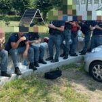 POLIZIA di STATO di Milano senza Green Pass buttata fuori dalle mense, pranzano sul marciapiede