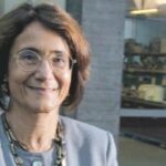 Astrazeneca, la biologa Valeria Poli: “Casi di trombosi nei giovani sono correlati. Eticamente non giustificabile esporli a rischi”