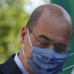 Nicola Zingaretti, in quarantena per la terza volta: la moglie vaccinata con due dosi Pfizer ha contratto il Covid