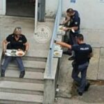 Trieste: POLIZIA di STATO cacciata dalle mensa e costretta a mangiare sulle scale perché senza Green Pass