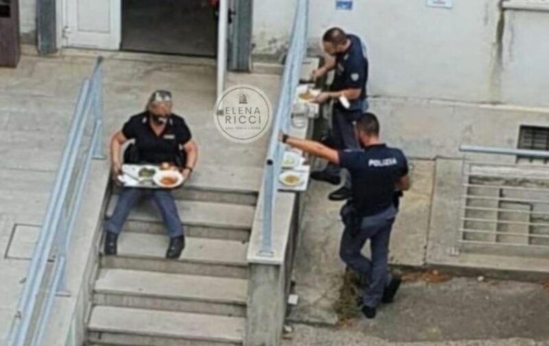 Trieste: POLIZIA di STATO cacciata dalle mensa e costretta a mangiare sulle scale perché senza Green Pass