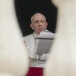 Papa Francesco pronto a dimettersi "per la salute. non l'età". Tam tam in Vaticano: "Tira aria di Conclave"