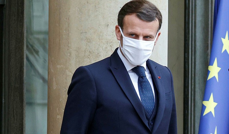 Hackerato e postato online il green pass di Macron. Risultano incongruenze sulla somministrazione del vaccino