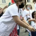 Francia : sanitari strappano diplomi e bruciano camici in segno di protesta contro vaccini sperimentali e Green Pass