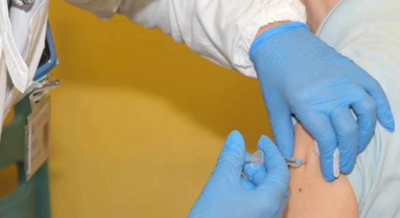 Medico muore dopo vaccino Covid a Mantova: disposta l’autopsia (che non troverà mai una correlazione)