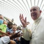 Il Papa nel colloquio con i Gesuiti: "sono ancora vivo. Nonostante alcuni mi volessero morto. So che ci sono stati persino incontri tra prelati"