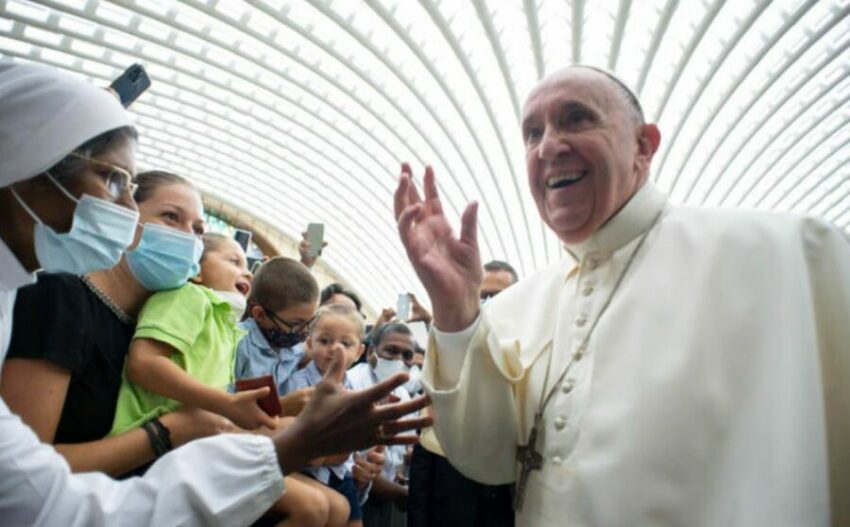 Il Papa nel colloquio con i Gesuiti: “sono ancora vivo. Nonostante alcuni mi volessero morto. So che ci sono stati persino incontri tra prelati”