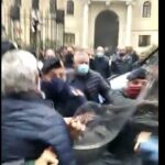 Manganellate contro gli studenti che protestano: la polizia carica gli studenti al liceo Ripetta di Roma