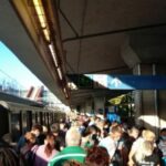 Disavventura per migliaia di pendolari: Muore per un improvviso malore sul treno, tutti giù dal treno