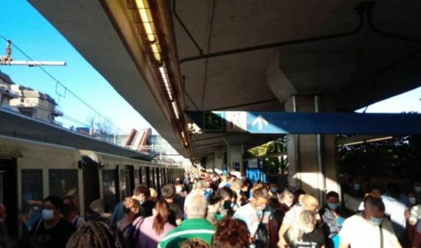 Disavventura per migliaia di pendolari: Muore per un improvviso malore sul treno, tutti giù dal treno