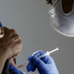 Follia a Viterbo, obbligata a vaccinarsi dopo una reazione grave alla prima dose in presenza di un anestesista e di un allergologo