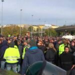 DIRETTA Trieste, cominciato lo sgombero al porto: gli agenti azionano gli idranti e lanciano lacrimogeni su cittadini inermi