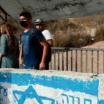 Israele oltraggia i palestinesi: le ruspe in un cimitero islamico. “Vogliono portaci via persino i nostri morti”