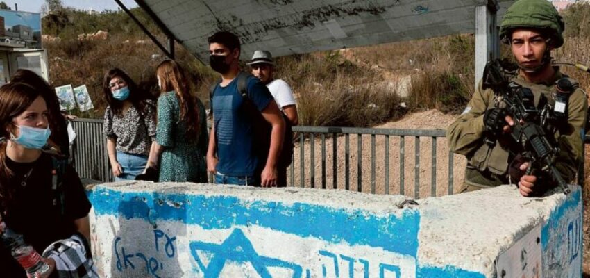 Israele oltraggia i palestinesi: le ruspe in un cimitero islamico. “Vogliono portaci via persino i nostri morti”