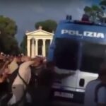Roma, proteste contro Green Pass obbligatorio: Assalto alla camionetta della polizia