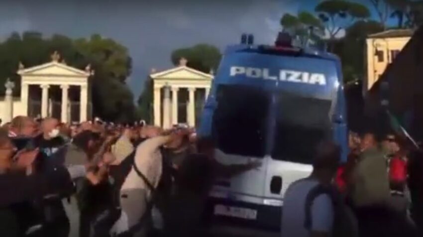 Roma, proteste contro Green Pass obbligatorio: Assalto alla camionetta della polizia