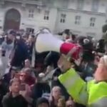 Stefano Puzzer portavoce dei portuali di Trieste invita i manifestanti a restare pacifici dopo l'azione delle forze dell'ordine