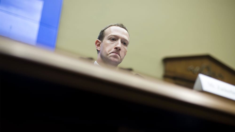 Facebook, “Zuckerberg si dimette”: scandalo irrimediabile, chi è la talpa che lo ha “fregato”