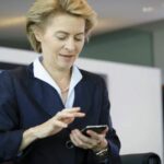 I messaggi tra Ursula von der Leyen e l'amministratore delegato di Pfizer sono al centro di un'indagine UE
