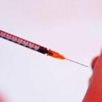Covid oggi Svizzera, vaccino sotto ipnosi per convincere indecisi