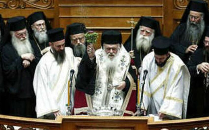 Grecia: chiesa ortodossa controcorrente, scomunica novax. Papa Francesco atteso a Lesbo e a Cipro