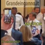 Emmanuel Macron festeggia all'Eliseo, tutti ammassati e senza protezioni.  Altro che Green Pass