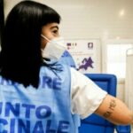 Vaccini terza dose, è caos a Napoli: la metà dei sanitari rifiuta la terza dose