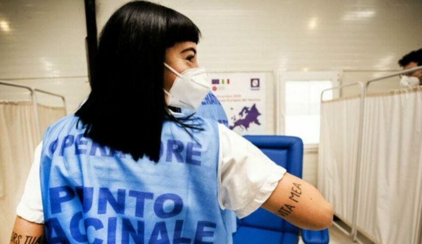 Vaccini terza dose, è caos a Napoli: la metà dei sanitari rifiuta la terza dose