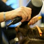 Taglio, shampoo e... puntura: "Vaccino dal parrucchiere e dal barbiere"