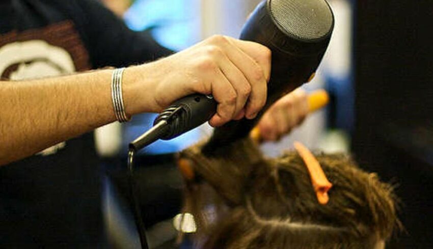 Taglio, shampoo e… puntura: “Vaccino dal parrucchiere e dal barbiere”