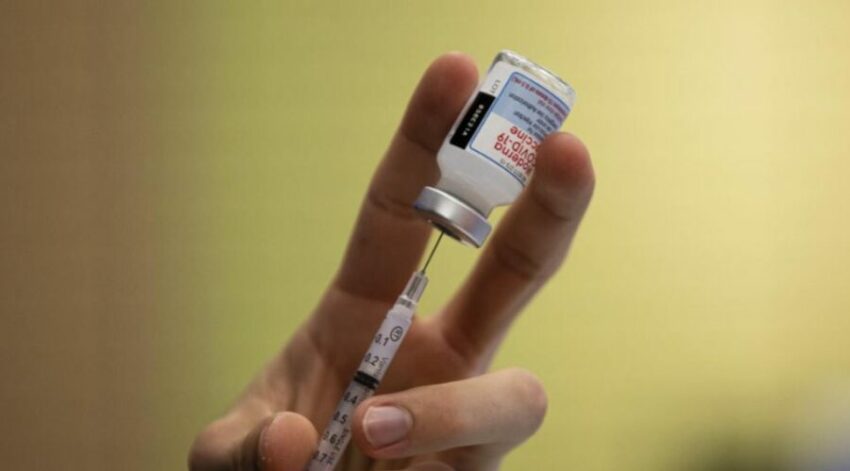 Covid, la Francia sconsiglia il vaccino Moderna sotto i 30 anni. “Aumento del rischio miocardite e pericardite”