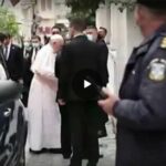 Atene, prete ortodosso contesta il Papa urlandogli "eretico" e viene scaraventato a terra