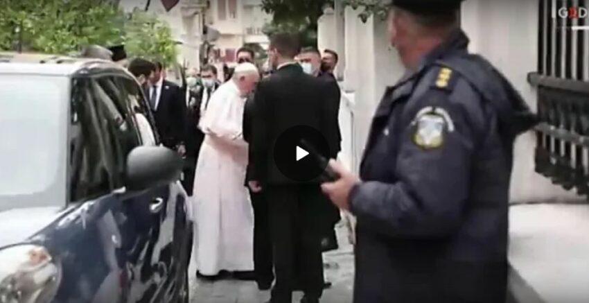 Atene, prete ortodosso contesta il Papa urlandogli “eretico” e viene scaraventato a terra