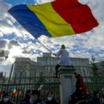 I no-vax assaltano il Parlamento in Romania contro il Green Pass per lavorare