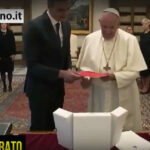 Papa Francesco a Pedro Sanchez: "nel nostro laboratorio artistico satanico..."