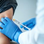 Giovane 21enne si vaccina per continuare l'università e si ammala di Miocardite da vaccino