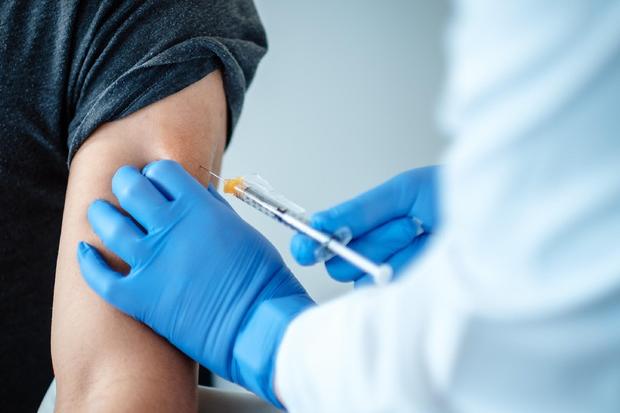 Giovane 21enne si vaccina per continuare l’università e si ammala di Miocardite da vaccino