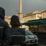 Roma, via pistola e paletta a polizia No-vax : nelle chat interne paragonano il Green pass al nazismo