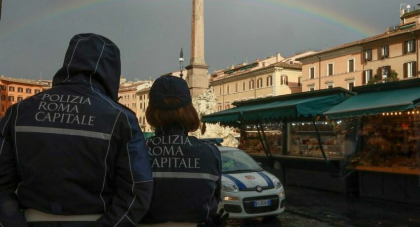 Roma, via pistola e paletta a polizia No-vax : nelle chat interne paragonano il Green pass al nazismo
