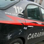 Crollato a terra per un malore mentre passeggia e muore