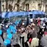 Torino: la Polizia carica gli studenti no Green Pass