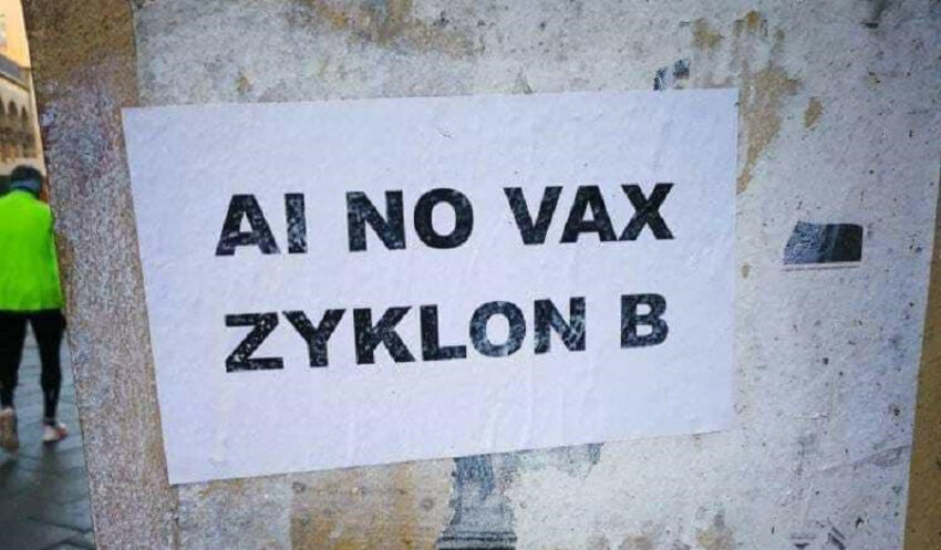 Lucca: in via Fillungo e via Beccheria appesi cartelli con su scritto ‘Ai no vax Zyklon b’