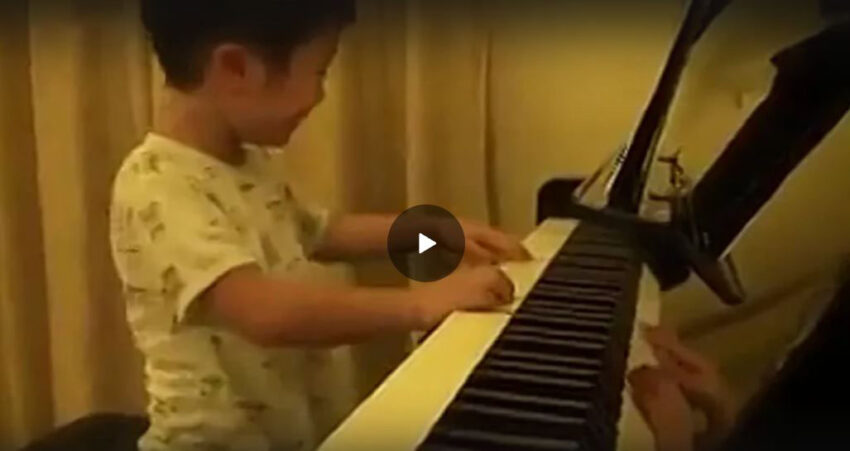 L’incredibile performance di un baby pianista, il video è virale