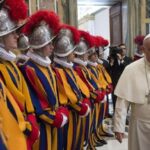 Vaticano: tre Guardie svizzere si dimettono e altre tre sospese per non sottoporsi al vaccino anti-Covid
