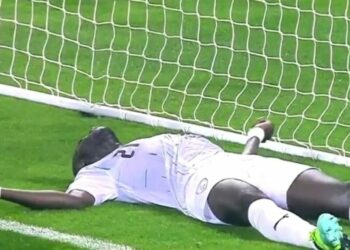  Malore in campo Ousmane Coulibaly crolla improvvisamente a terra per un attacco cardiaco
