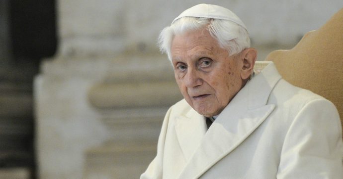 Pedofilia, rapporto Monaco: 497 vittime di abusi nell’arcidiocesi: “In 4 casi errori di Ratzinger” (che respinge le accuse)