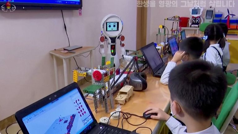 La Corea del Nord usa i robot per “aumentare l’intelligenza dei bambini”