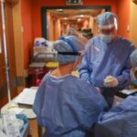 In Italia i novax rischiano di più di finire in rianimazione o morire, all'estero invece succede ai vaccinati. Come mai?