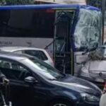 Autista di 47 anni perde il controllo del bus per un malore e travolge 7  auto in sosta