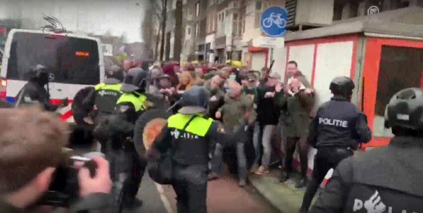 Amsterdam: manifestati gridano no dittatura, presi a manganellate dalla polizia
